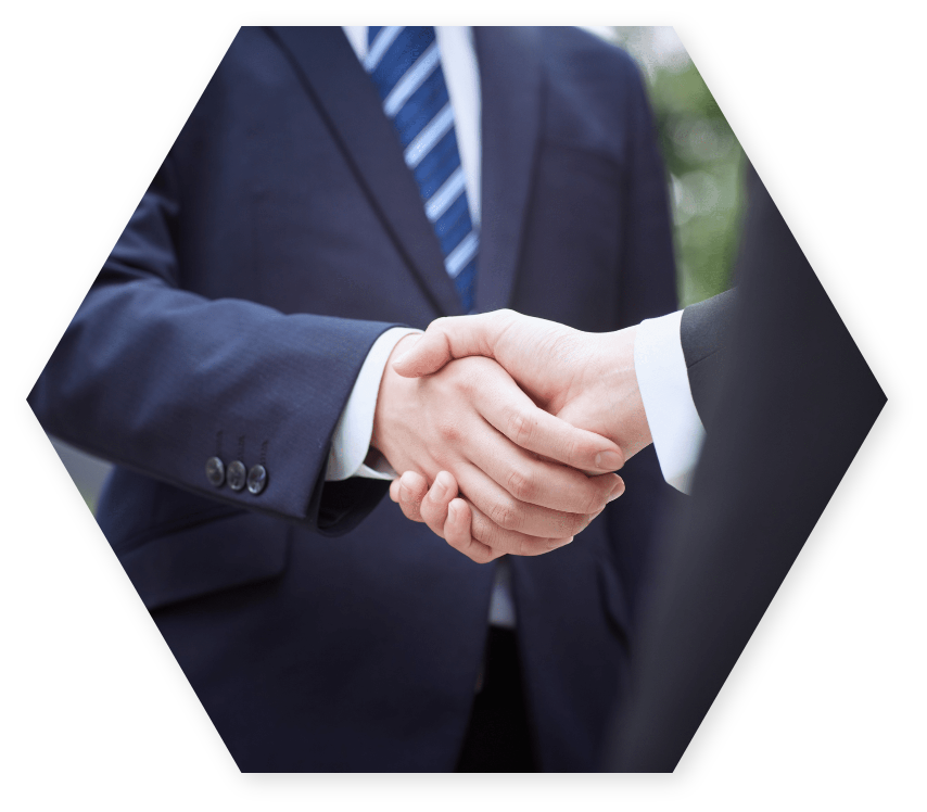 握手をしている男性