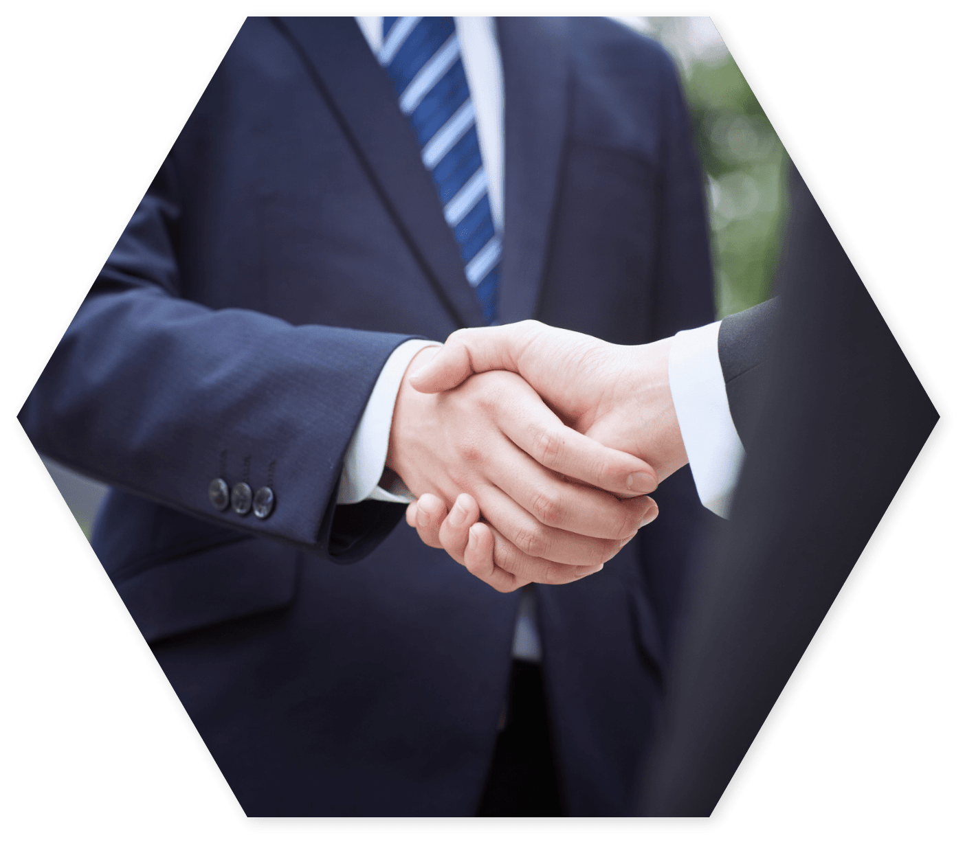 男性が握手を交わしている写真