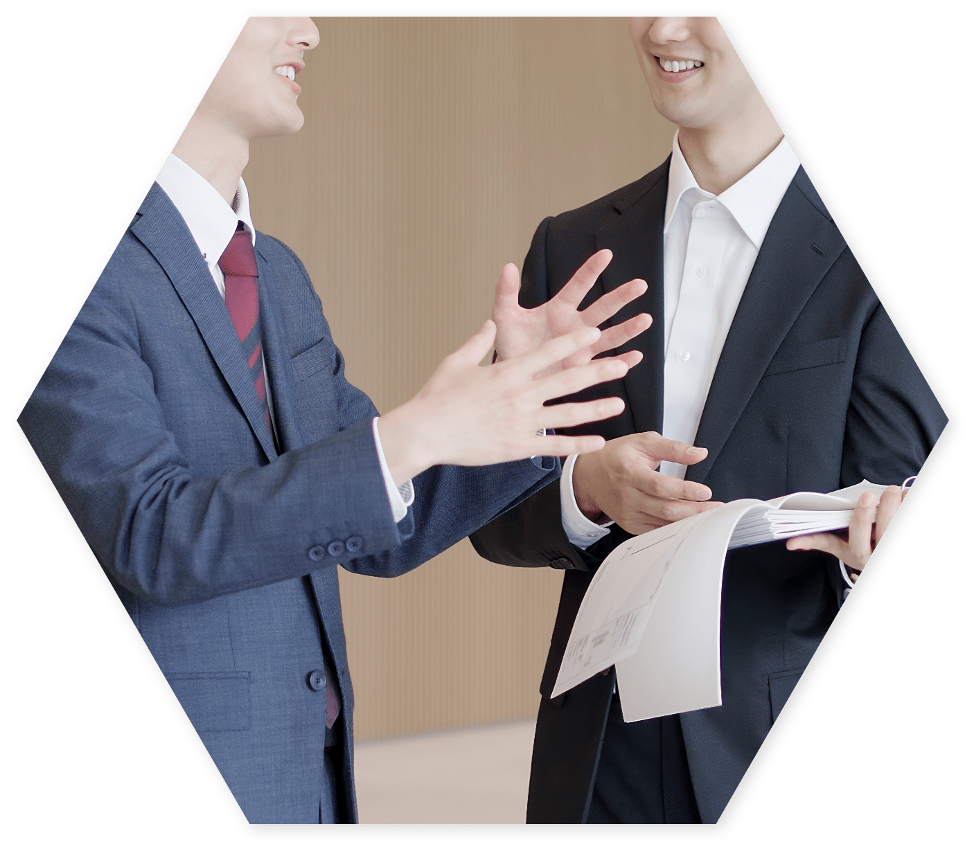 男性が握手を交わしている写真