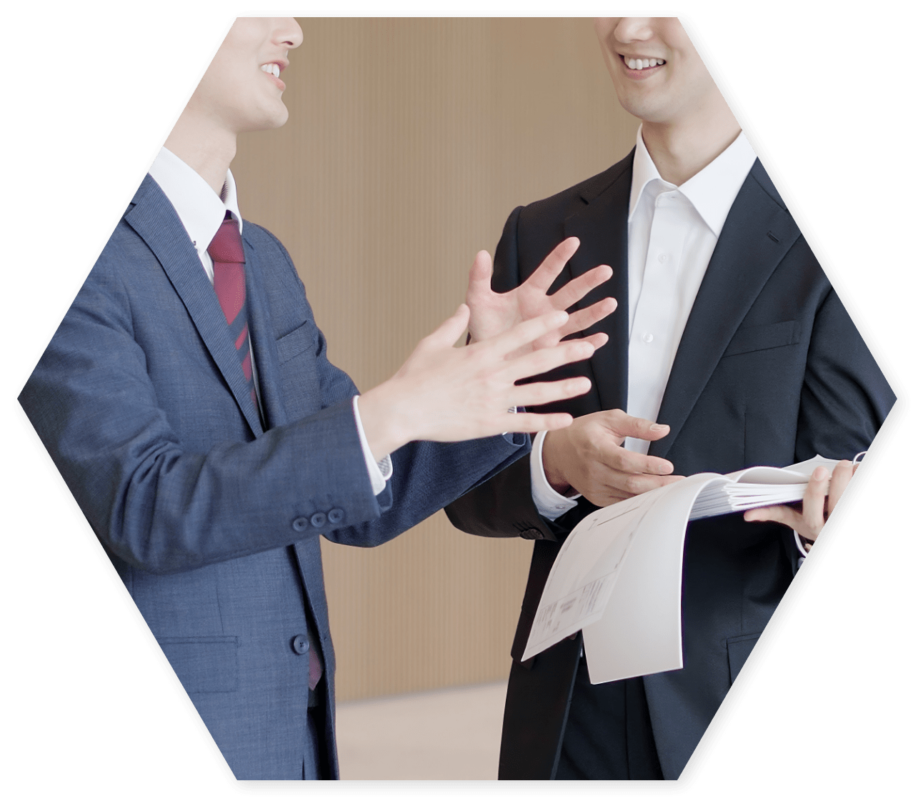 男性二人が話をしている様子