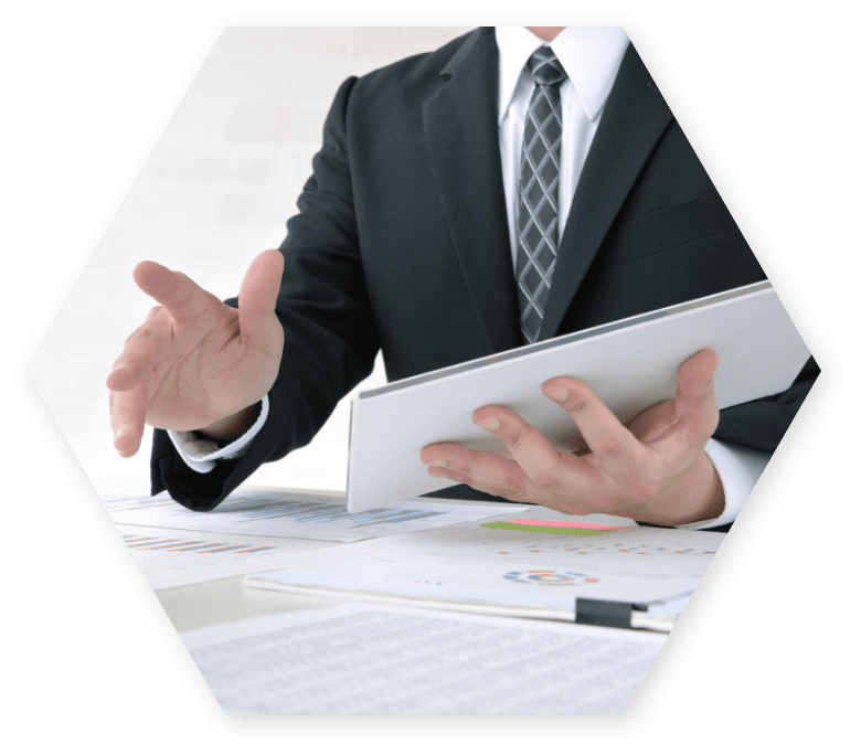 男性が話をしている写真